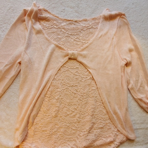 Pink sweater with bow and lace - Picture 3 of 3